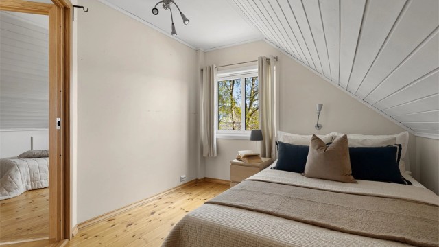 Soverom III og soverom IV er begge av god størrelse med plass til store senger. Det er furugulv, slette vegger panel i tak