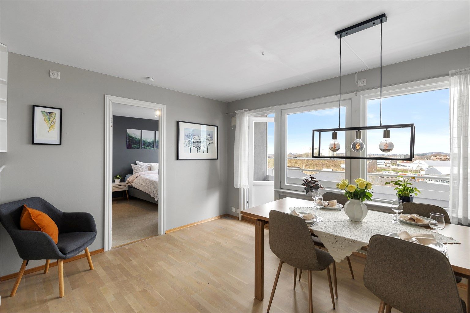 Fra spiseplassen er det åpen siktlinje og direkte adkomst til ett av soverommene, samt liten utvendig balkong.