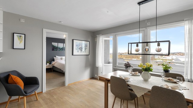 Fra spiseplassen er det åpen siktlinje og direkte adkomst til ett av soverommene, samt liten utvendig balkong.