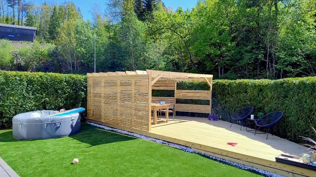 Uteplass med gressplen og pergola