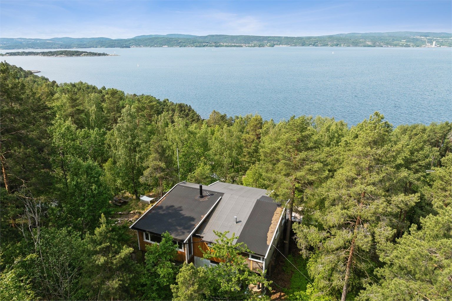 Vestvendt beliggende eiendom med fantastisk utsikt over Oslofjorden