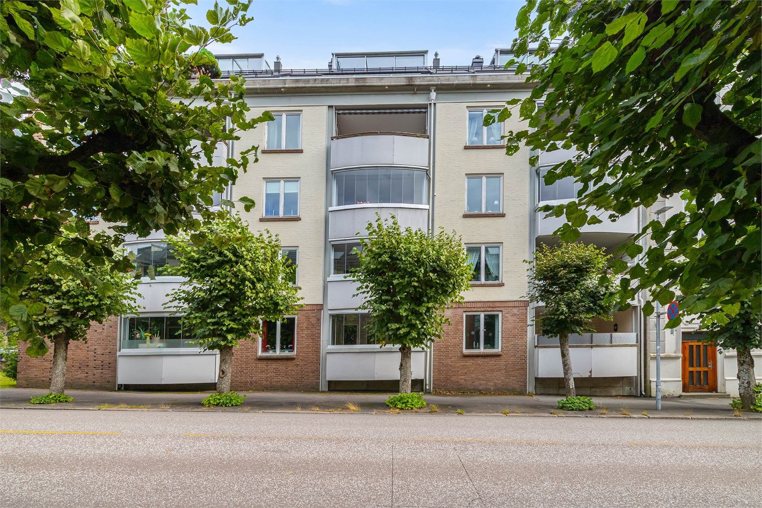 Leiligheten ligger i 4. etasje i den delen av Sameiet Gamle Handelsgym som ble bygget i 1998.