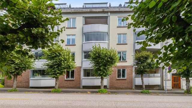 Leiligheten ligger i 4. etasje i den delen av Sameiet Gamle Handelsgym som ble bygget i 1998.