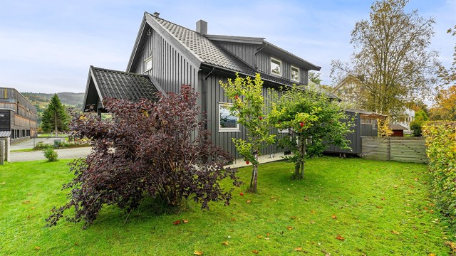 Boligen har stående trekledning og tak tekket med taksteinprofilerte stål- og aluminiumsplater.
