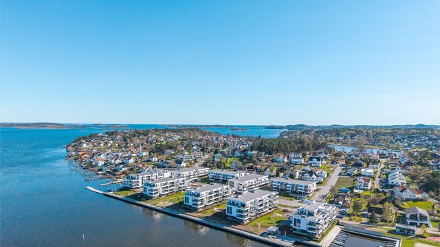 Husøy er omkranset av skjærgården og byr på et maritimt bomiljø.