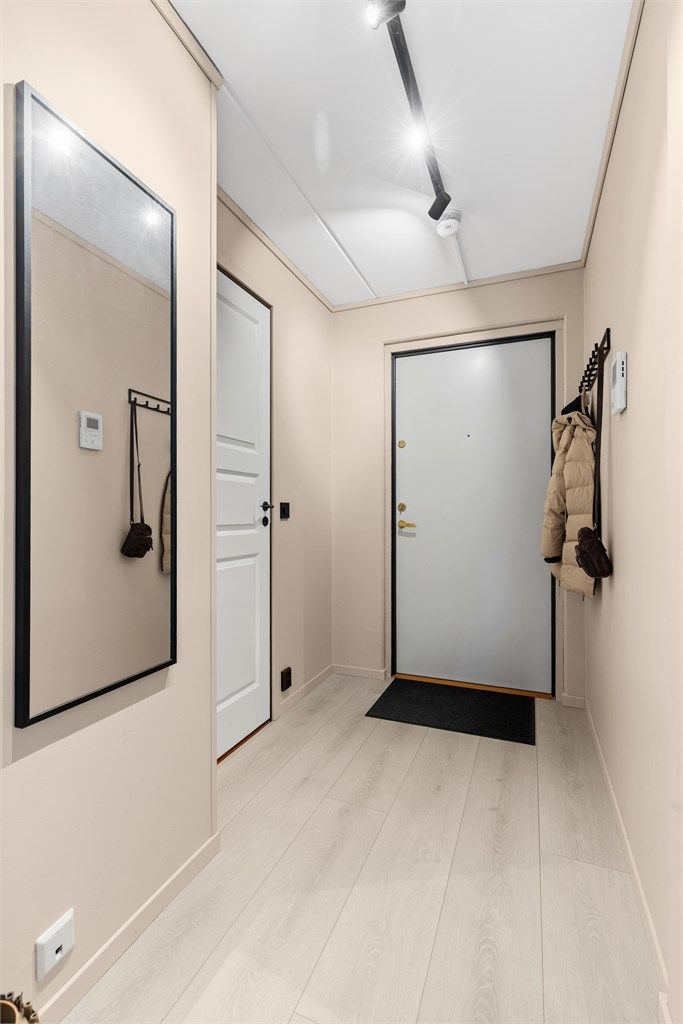 Entréen er utstyrt med dørcallinganlegg med åpnerfunksjon for enkel adkomstkontroll.