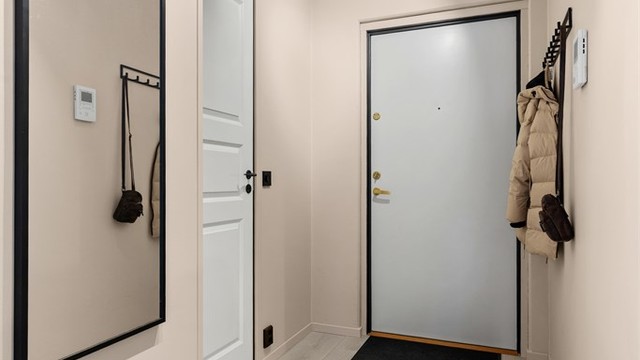 Entréen er utstyrt med dørcallinganlegg med åpnerfunksjon for enkel adkomstkontroll.