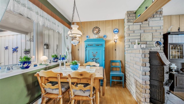 Lys og hyggelig spisestue med rikelig naturlig belysning