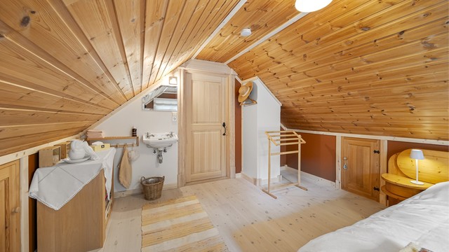 Loftsetasjen er innredet med vask på rommene.