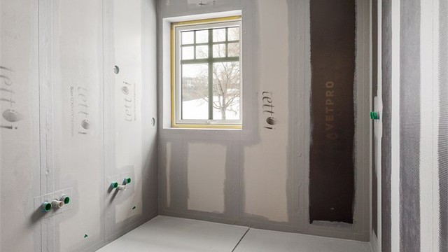 Nøsteveien 107C - Begge badene har vindu som gir godt med dagslys og mulighet for utlufting.
