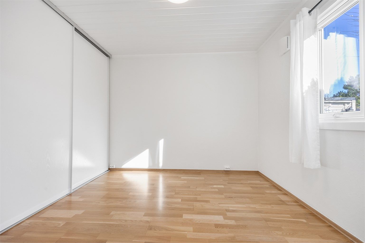 Hovedsoverommet har en stor skyvedørsgarderobe som gir rikelig med lagringsplass.