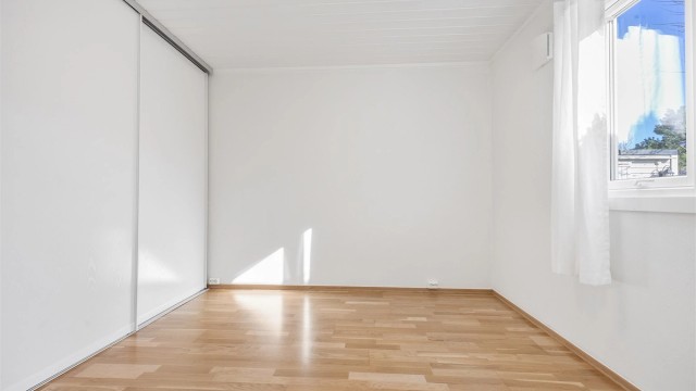 Hovedsoverommet har en stor skyvedørsgarderobe som gir rikelig med lagringsplass.