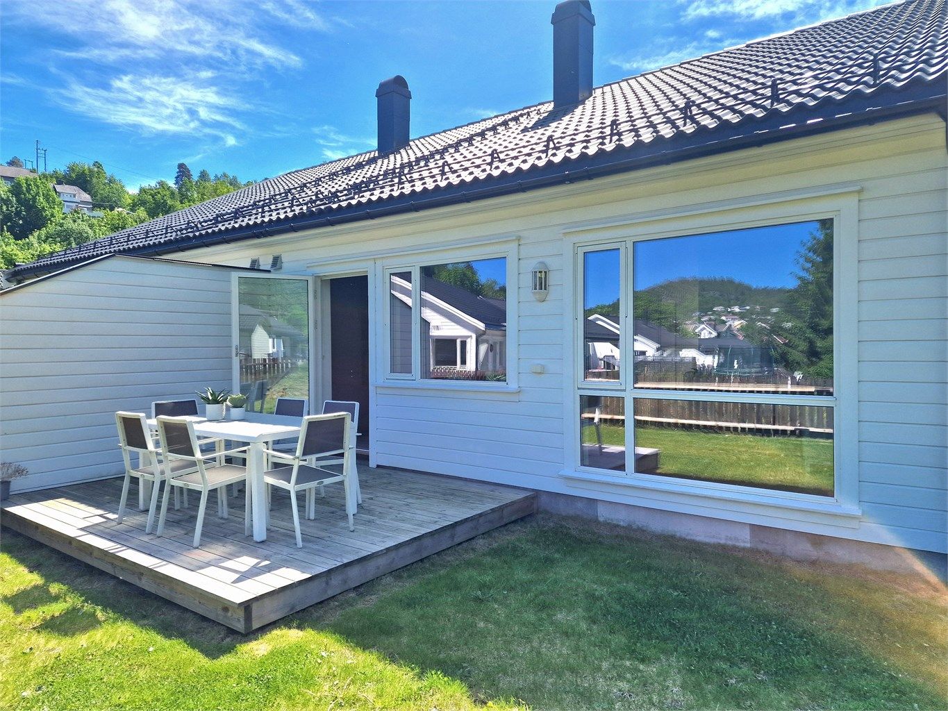 Terrassen har god plass til utemøbler og er et naturlig samlingspunkt på sommeren.