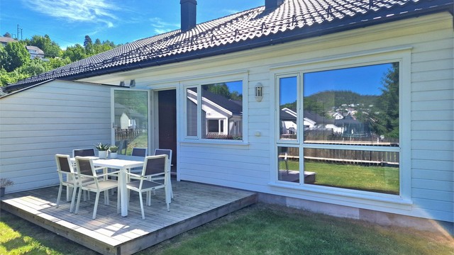 Terrassen har god plass til utemøbler og er et naturlig samlingspunkt på sommeren.