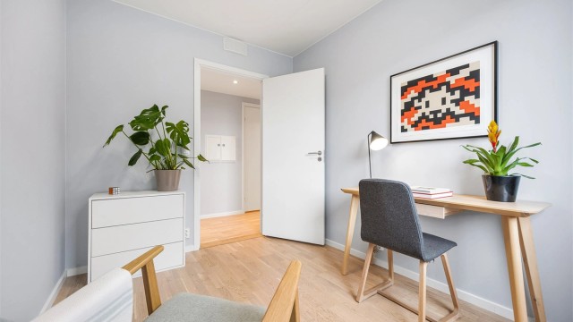 Soverommet har malte veggflater, parkett og adkomst fra gangen.
