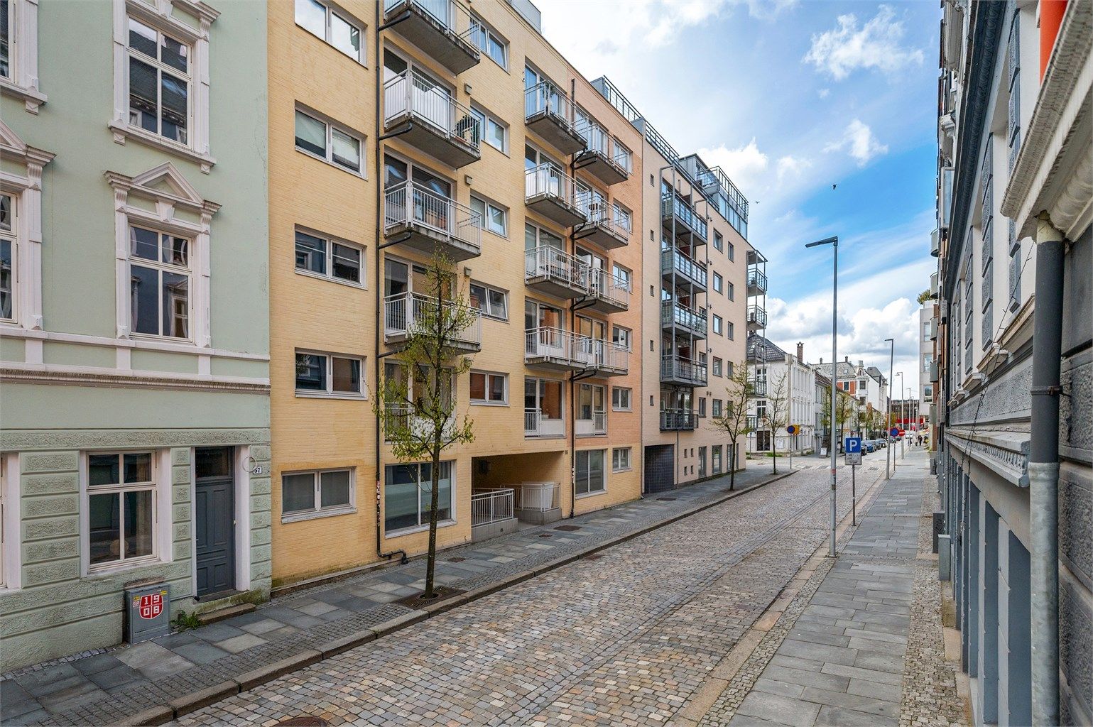 Nygårdsgaten tilbyr en strålende beliggenhet i sentrum med kort vei til alle hverdagens ønsker og behov, studiesteder og arbeidsplasser. Buss og bybane like ved tar deg også enkelt til destinasjoner utenfor sentrumskjernen.