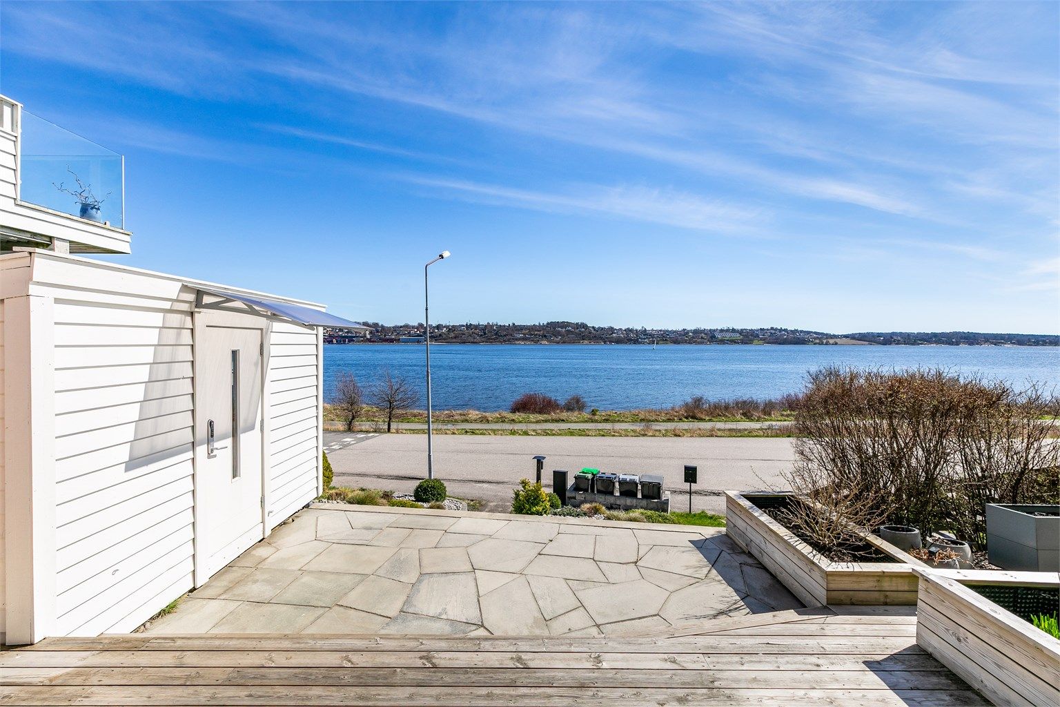 Bruddskifer ble lagt foran inngangspartiet i 2018.