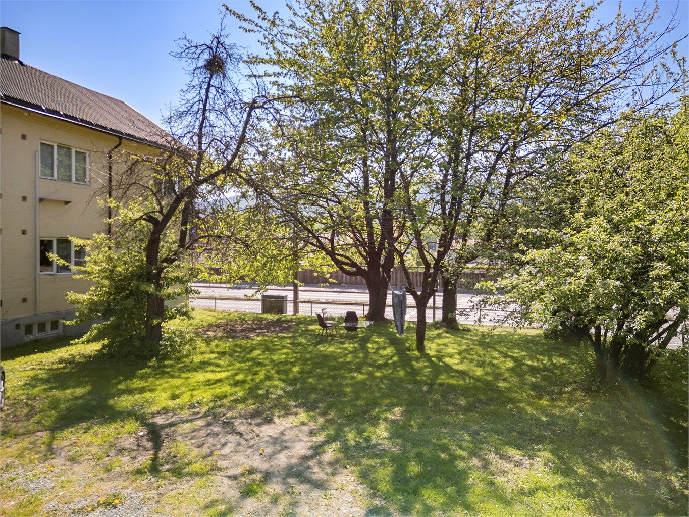 Sameiet har felles gruset gårdsplass og stort felles hageområde