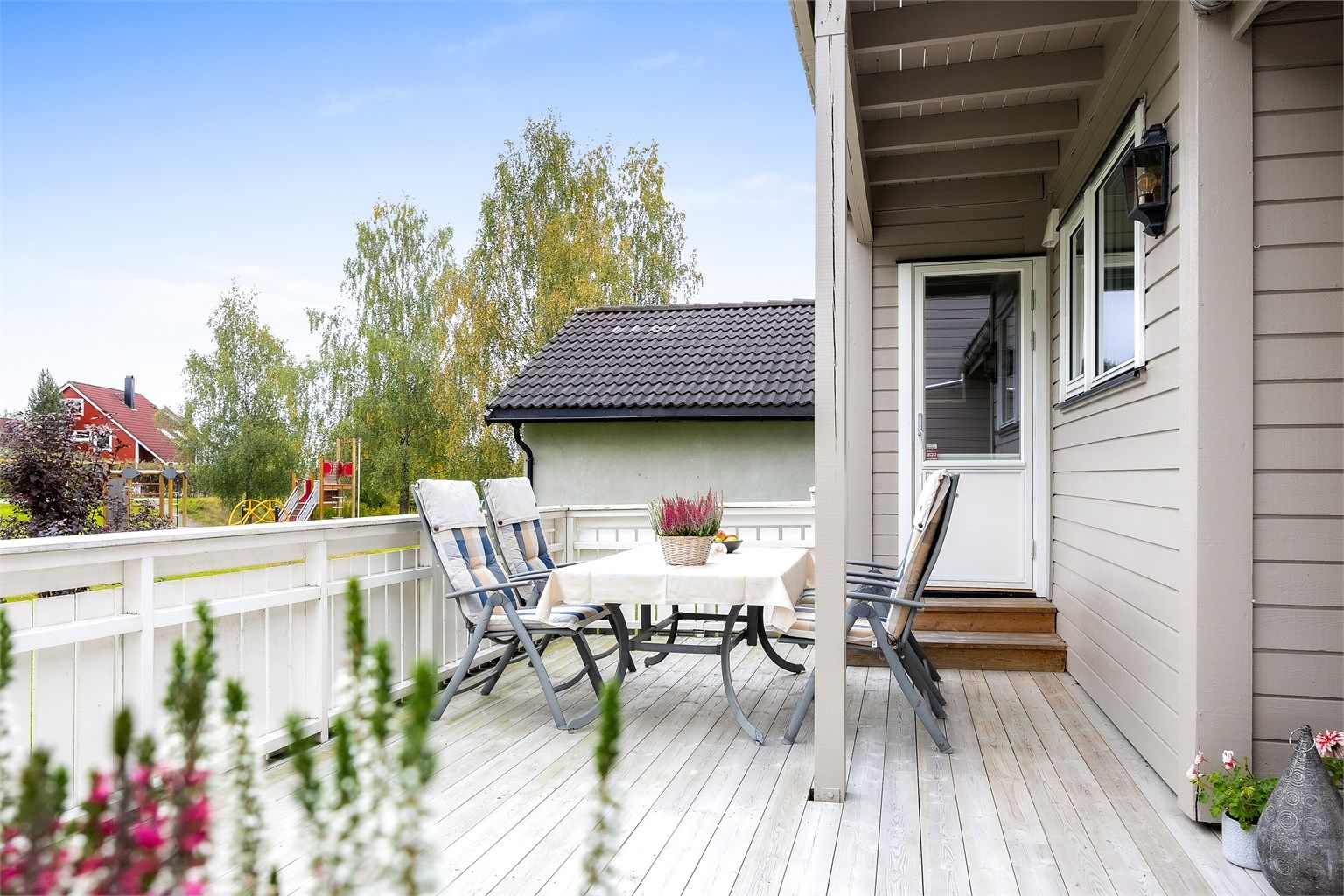Uteplassen gir god plass til sommermåltider utendørs.