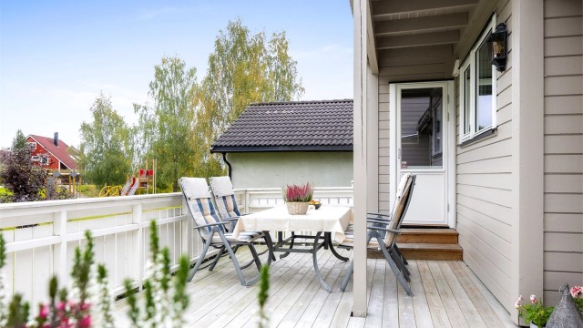 Uteplassen gir god plass til sommermåltider utendørs.