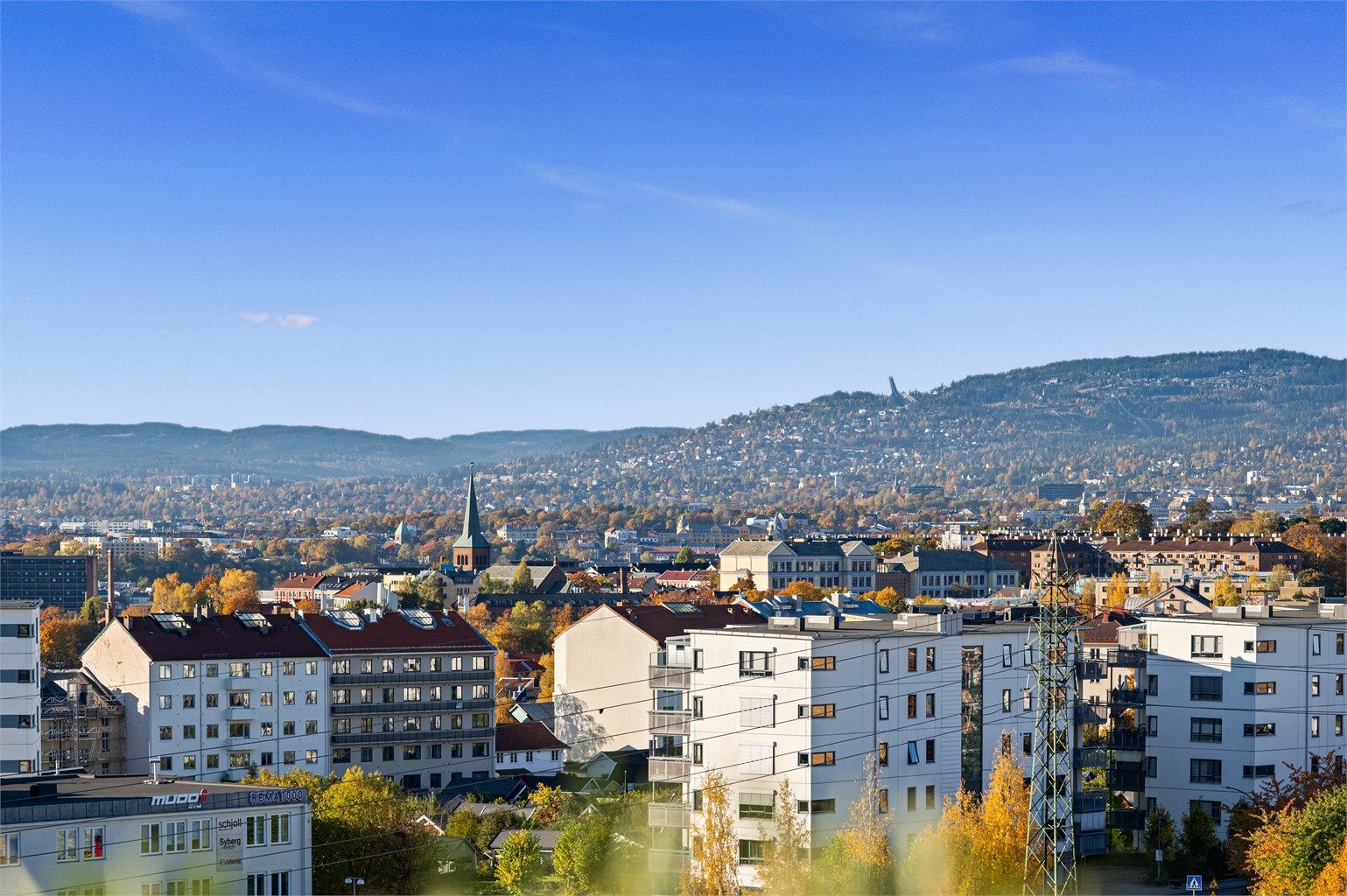 Fra den sydvestvendte balkongen kan du se helt til Holmenkollen.