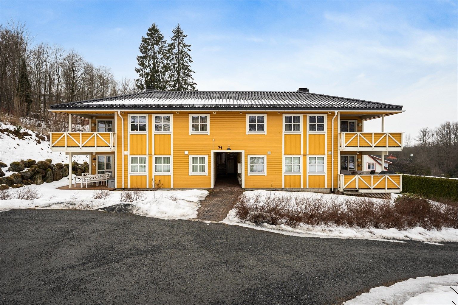  Dette er stedet for deg som ønsker å bo med nærhet til barnehager, skoler, buss, butikker, fritidsaktiviteter og ikke minst marka med et rikt utvalg turmuligheter, sommer som vinter