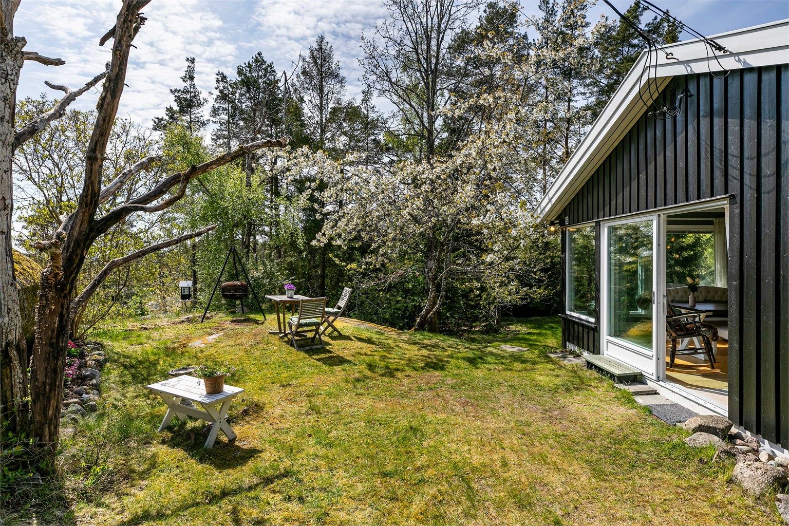 Ny skyve-/hevedør og nytt tilstøtende vindu er installert i stuen så nylig som i 2026.