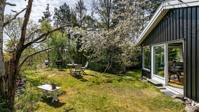 Ny skyve-/hevedør og nytt tilstøtende vindu er installert i stuen så nylig som i 2026.