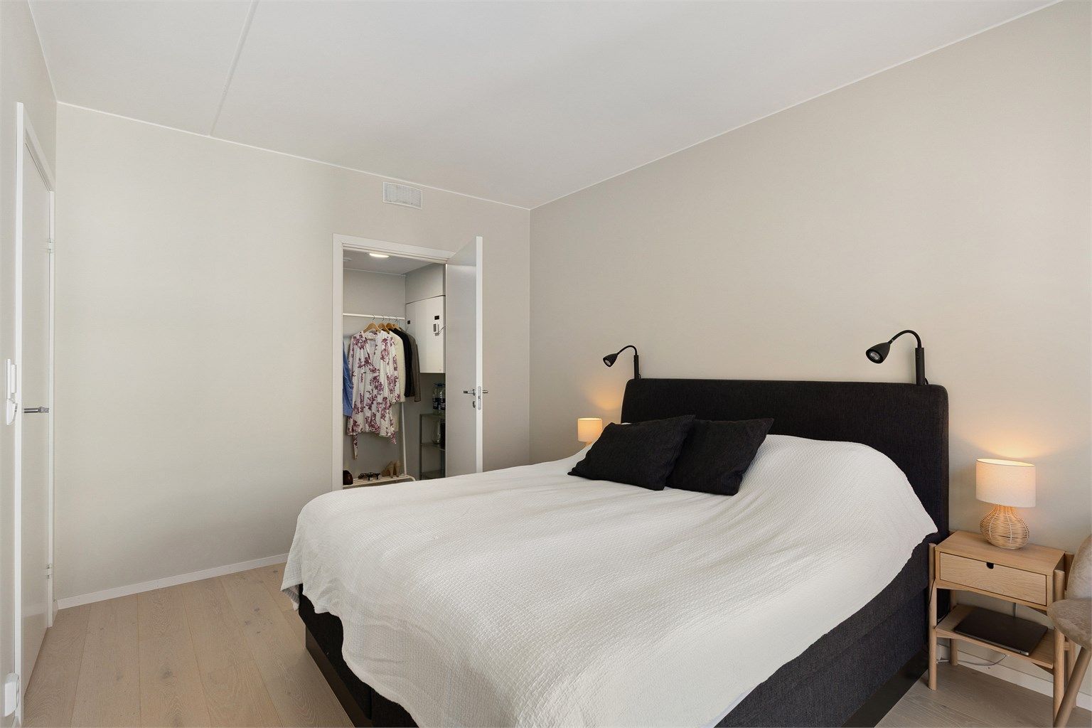 I direkte tilknytning til soverommet finner du en praktisk bod som egner seg ypperlig som walk-in-closet