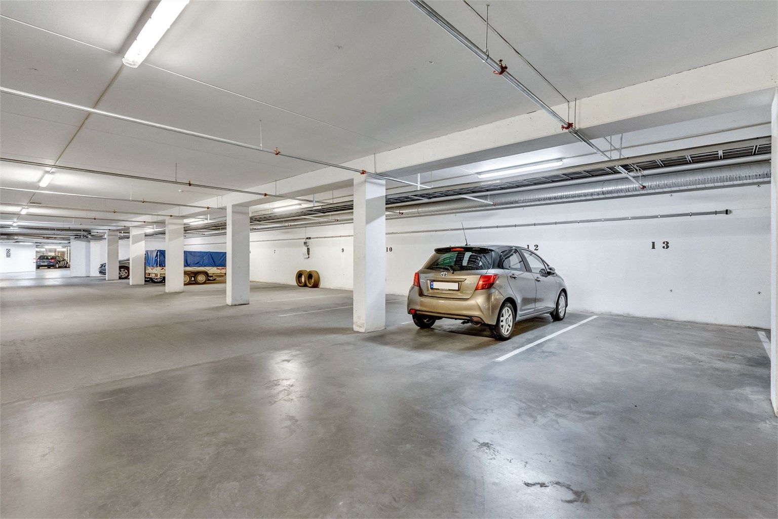 En biloppstillingsplass i garasjekjeller (nr.13). Godt med gjesteparkeringsplasser utenfor. 