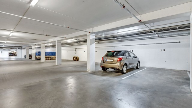 En biloppstillingsplass i garasjekjeller (nr.13). Godt med gjesteparkeringsplasser utenfor.
