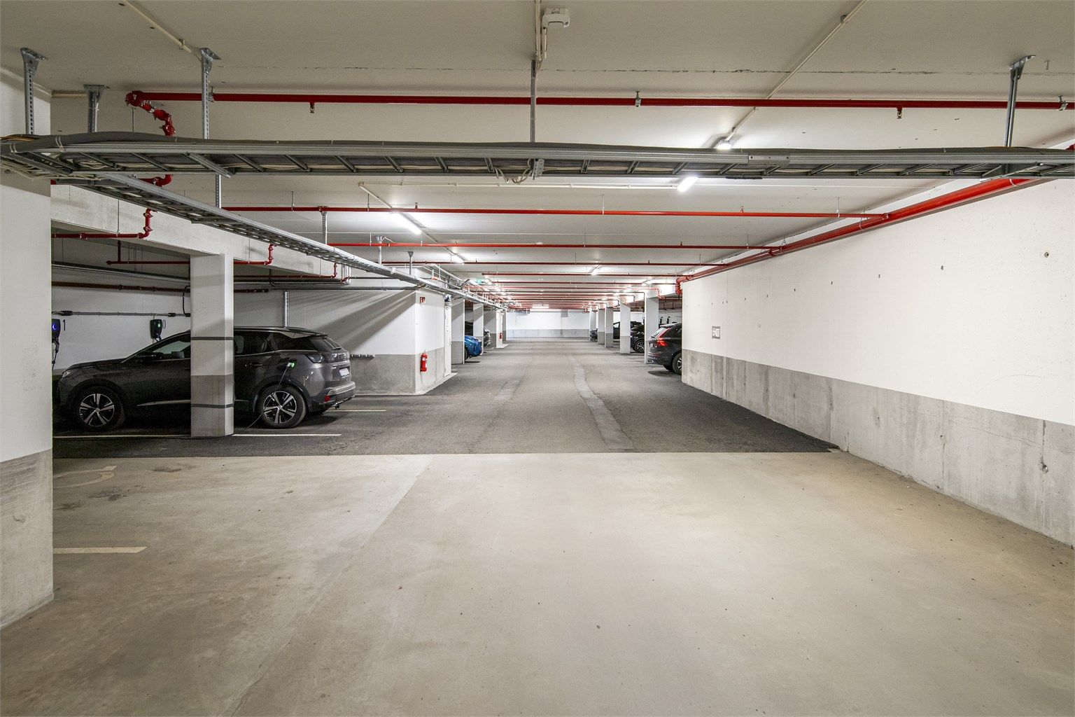 Det medfølger en fast parkeringsplass (nr. 12) i felles garasjeanlegg, komplett med elbillader.