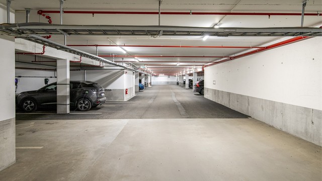 Det medfølger en fast parkeringsplass (nr. 12) i felles garasjeanlegg, komplett med elbillader.