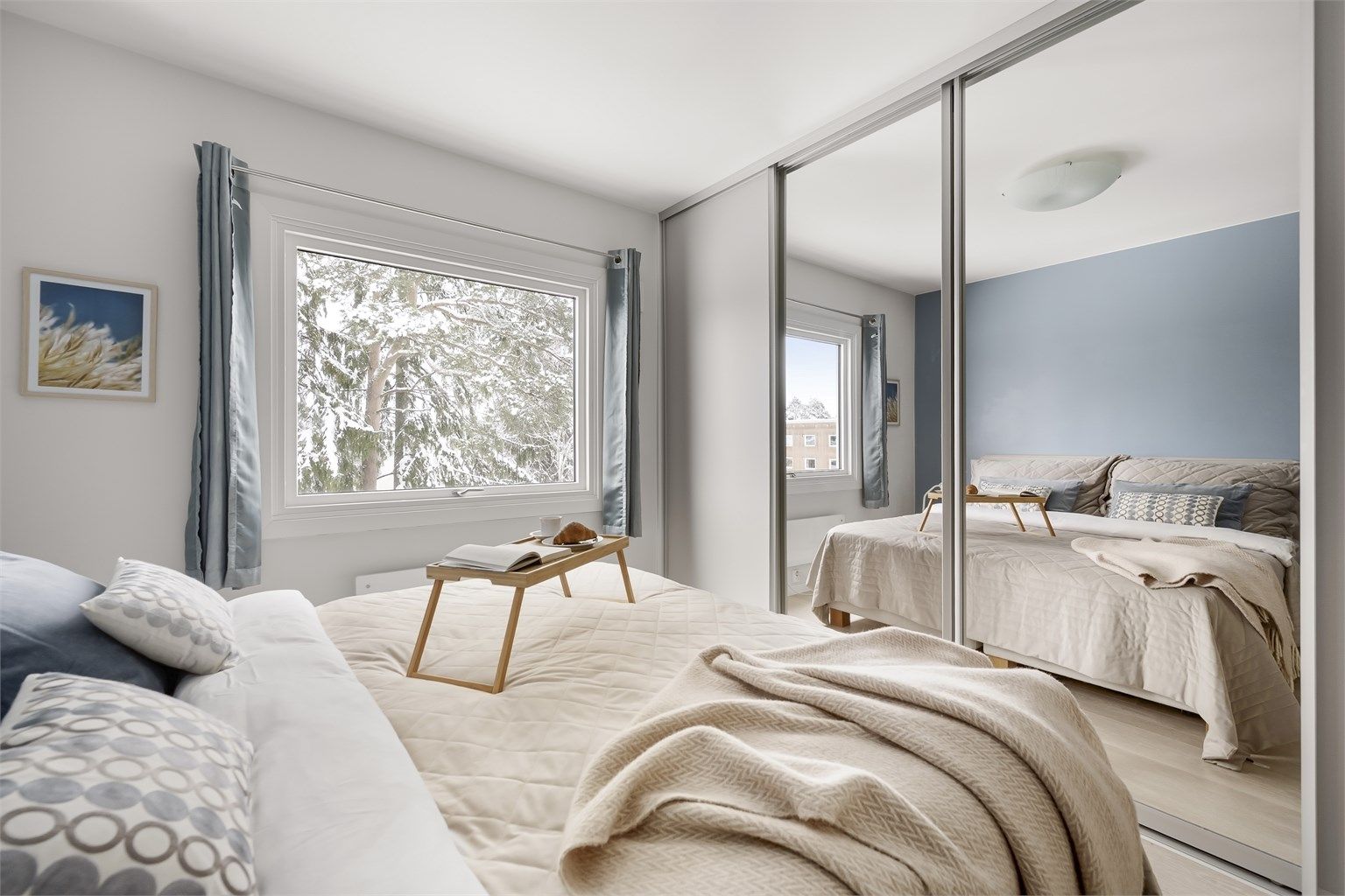 Lyst og romslig hovedsoverom.
Legg merke til den superpraktiske skyvedørsgarderoben med speilfronter. 