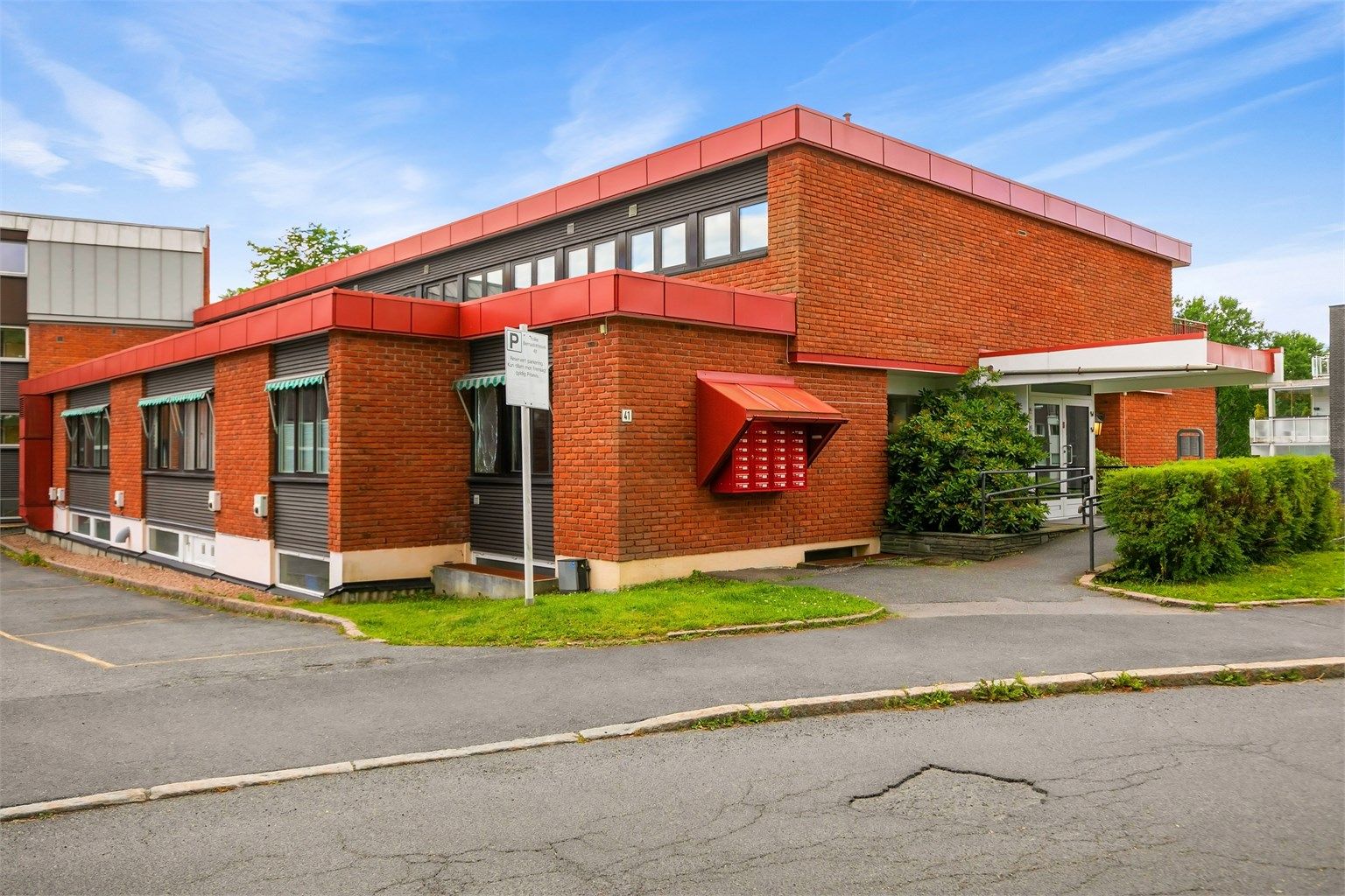 Leiligheten ligger innerst i bygget, med kun én nabo.