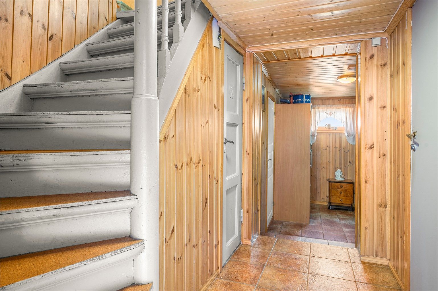 Gang med naturlig flyt mellom rommene og adkomst til flere soner i boligen.