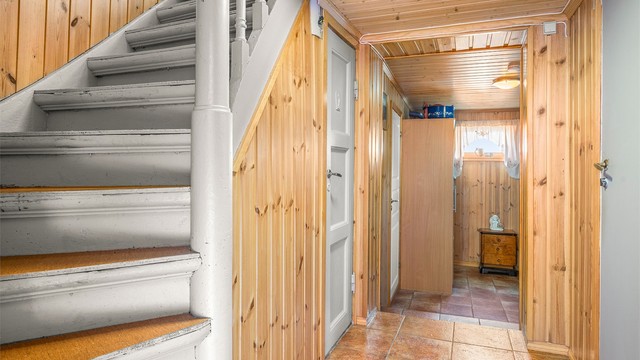 Gang med naturlig flyt mellom rommene og adkomst til flere soner i boligen.