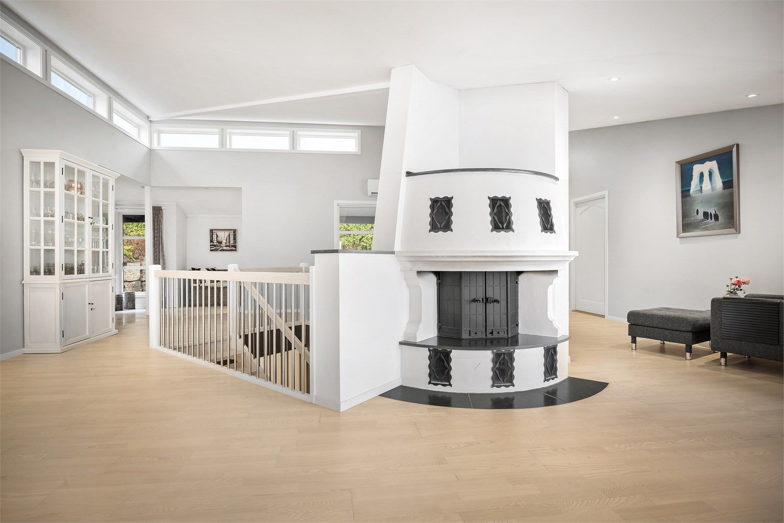 Innmurt peisinnsats - Pent plassert i midten av rommet