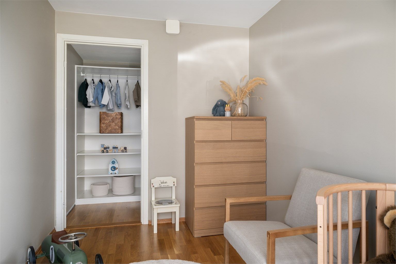 Soverom nr. 2 med  en bod innredet som walk-in-closet. 