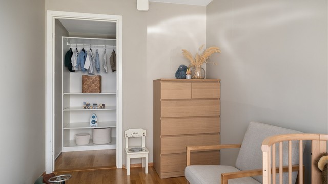 Soverom nr. 2 med en bod innredet som walk-in-closet.