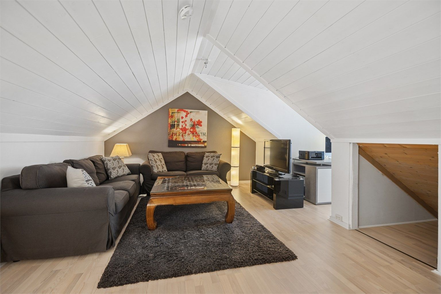 Hyggelig loftstue med plass til stor sittegruppe og mediemøblement. (Rommet er ikke godkjent til varig opphold)