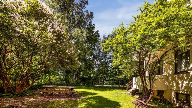 Boligen disponerer en bod i byggets kjeller og en garasje i rekke. Felles sykkelbod. Stort fellesvaskeri i kjeller med egne vaskemaskiner og tørkerom. Sameiet har felles utebod i hagen for oppbevaring av hageredskaper o.l.