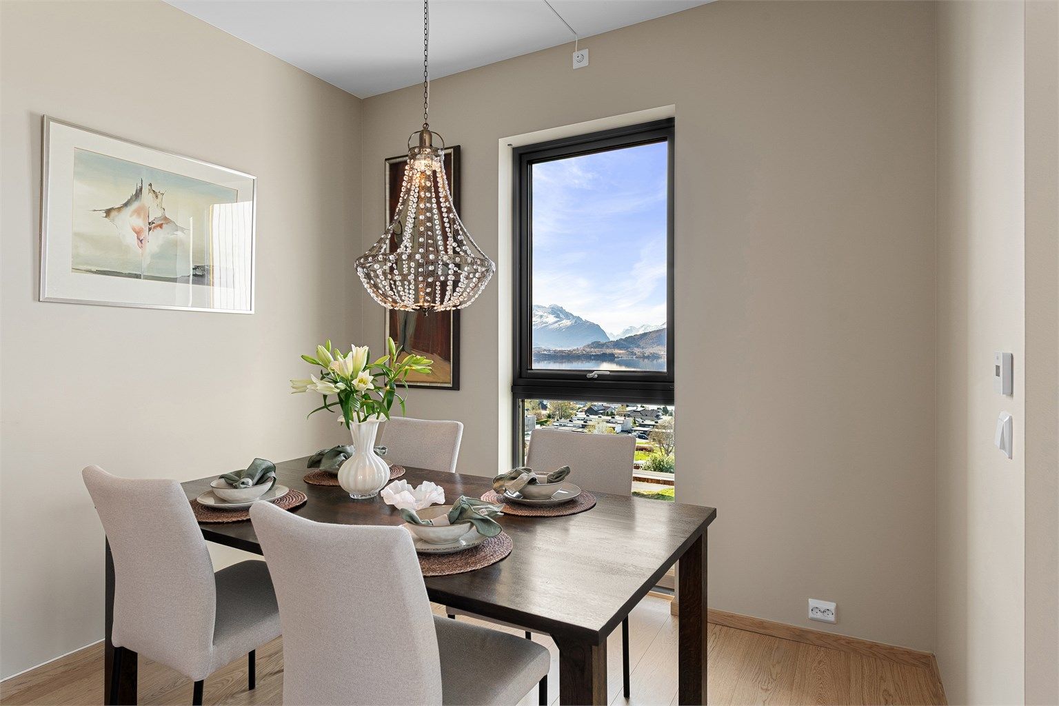 Ved spiseplassen kan måltidene nytes med utsikt mot fjorden