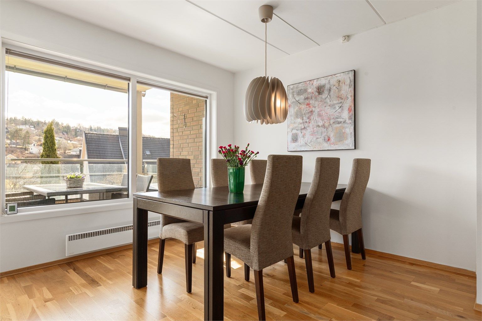 God plass til spisestue mellom stue og kjøkken