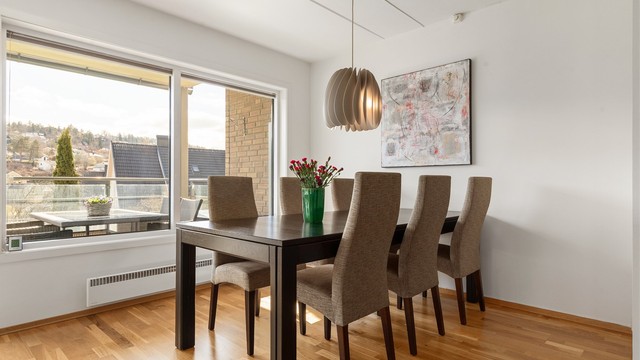 God plass til spisestue mellom stue og kjøkken