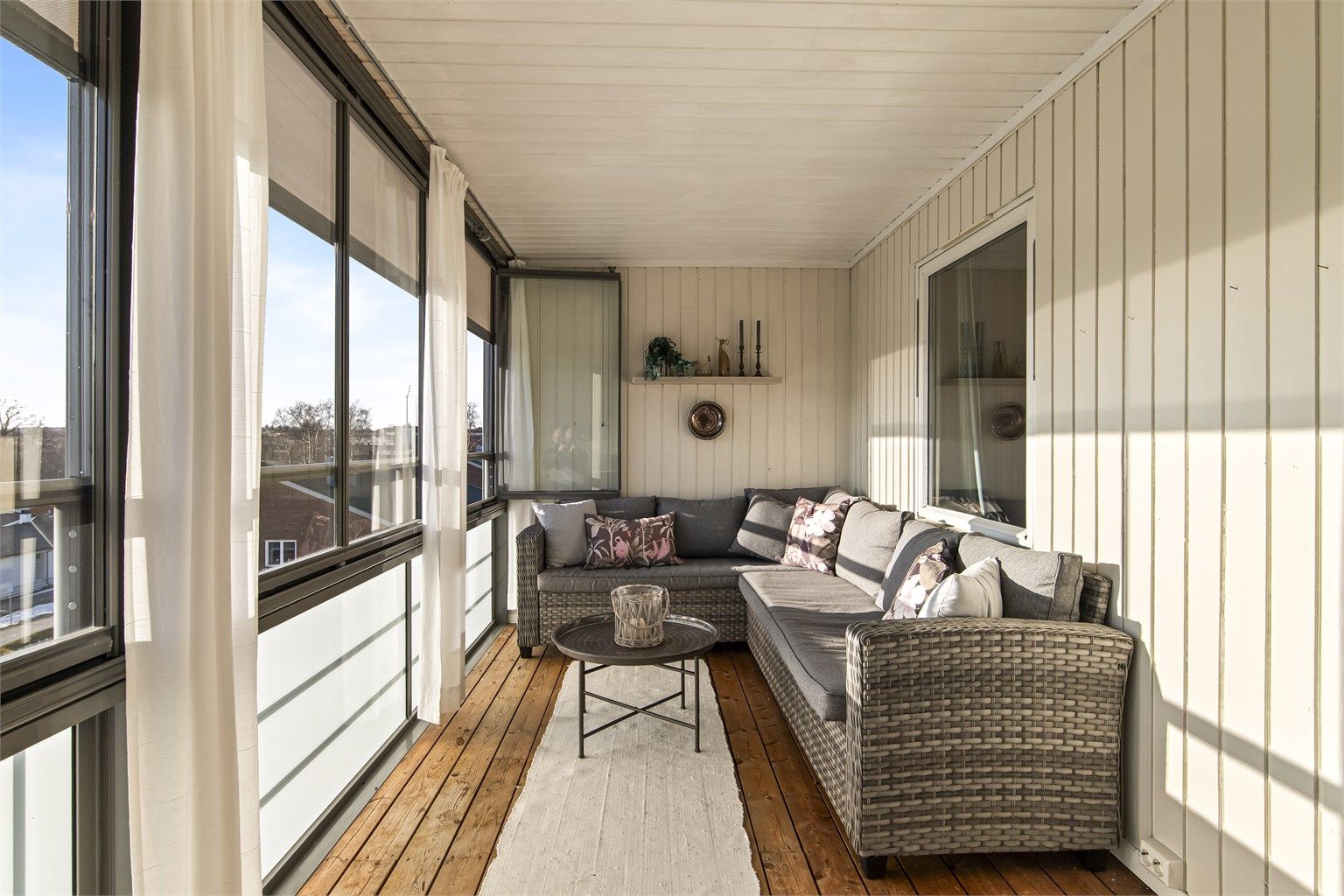 Balkongen måler cirka 15 kvm og fungerer ypperlig som en forlengelse av stuen store deler av året. Her får du også sen kveldssol samt pent utsyn over området (utvendig screens er montert på balkongen).