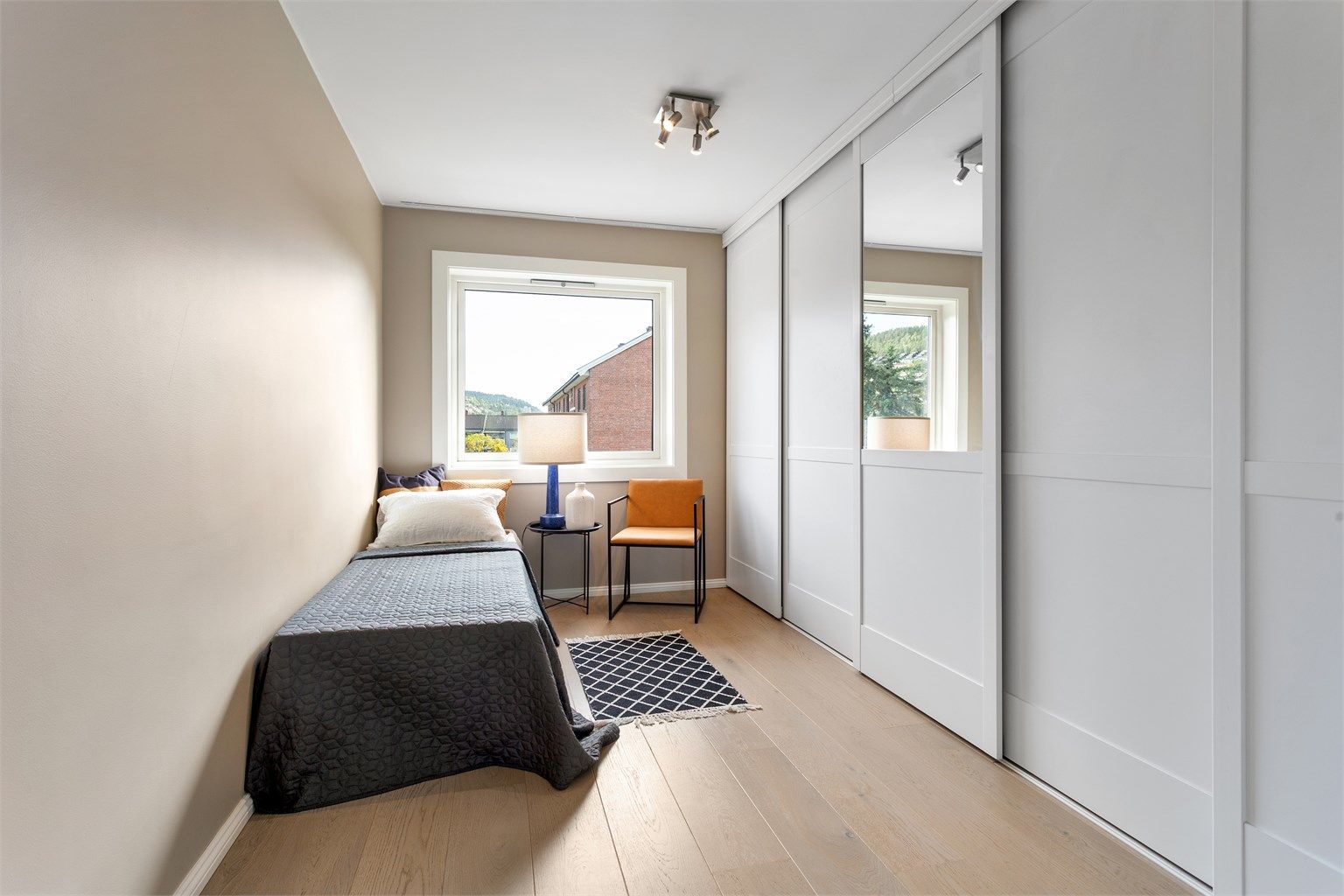Soverom 2 med skyvedørsgarderobe