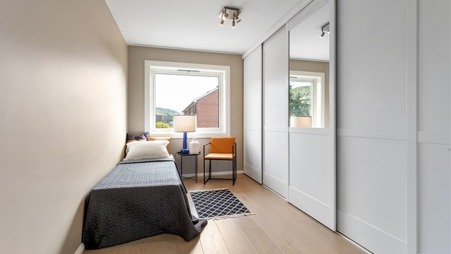 Soverom 2 med skyvedørsgarderobe