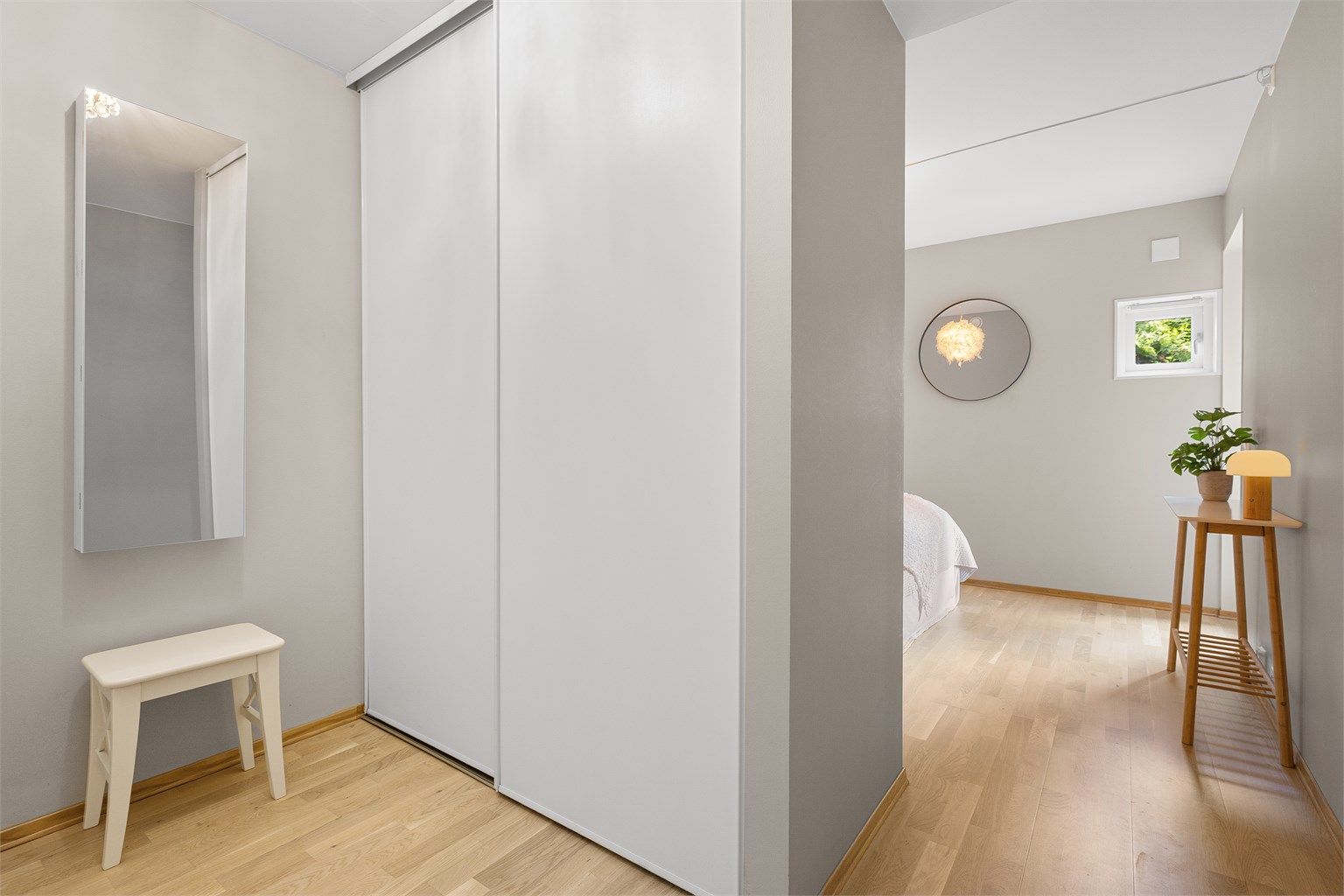 Mellom soverommet og badet ligger en praktisk walk-in-garderobe.