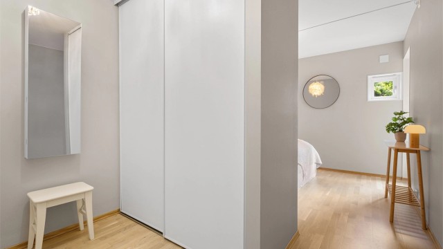 Mellom soverommet og badet ligger en praktisk walk-in-garderobe.